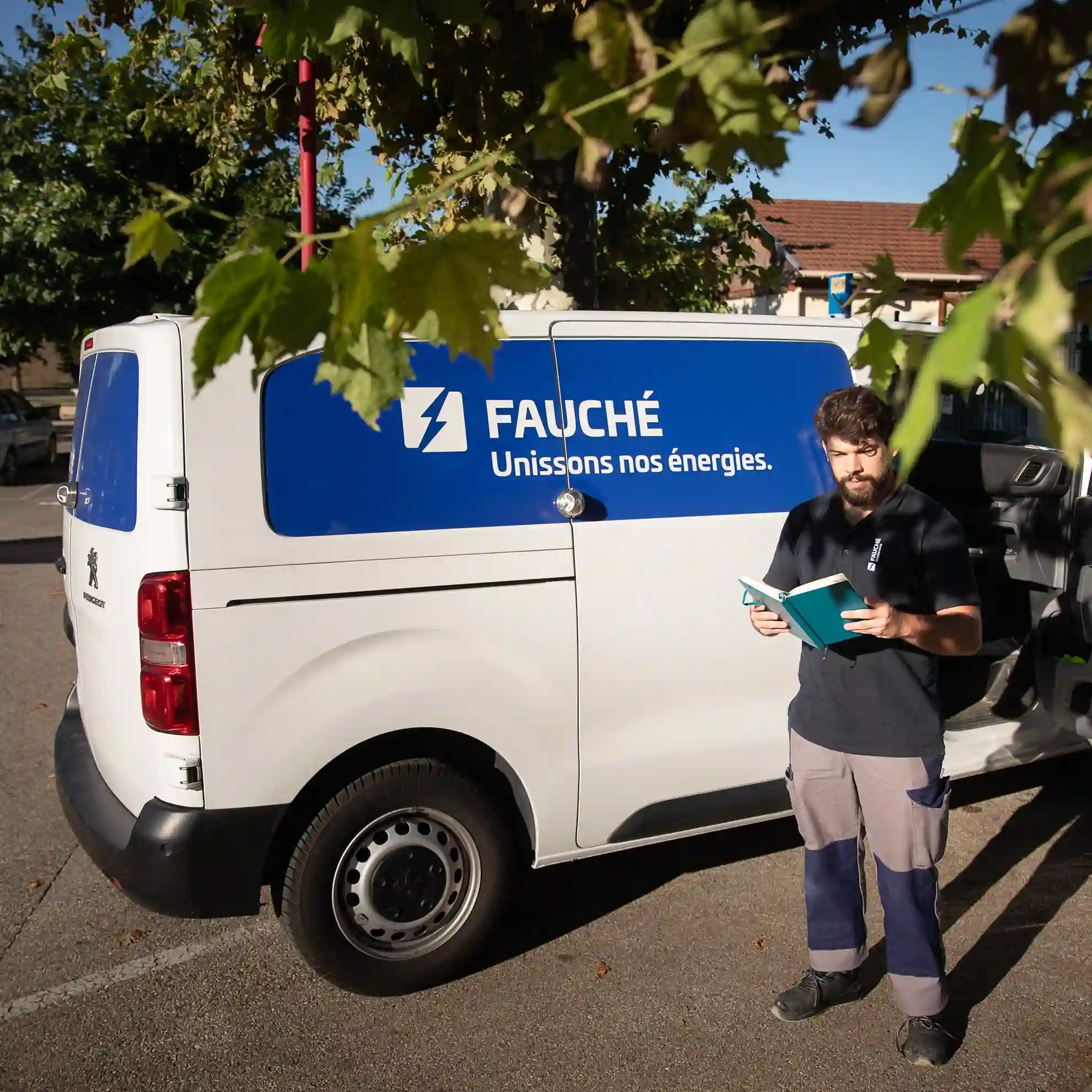 Un collaborateur Fauché devant son camion